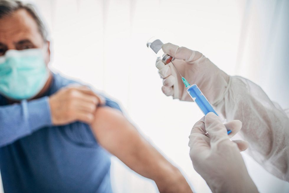 آیا واکسن کووید 19 روی بیضه ها تأثیر می گذارد؟